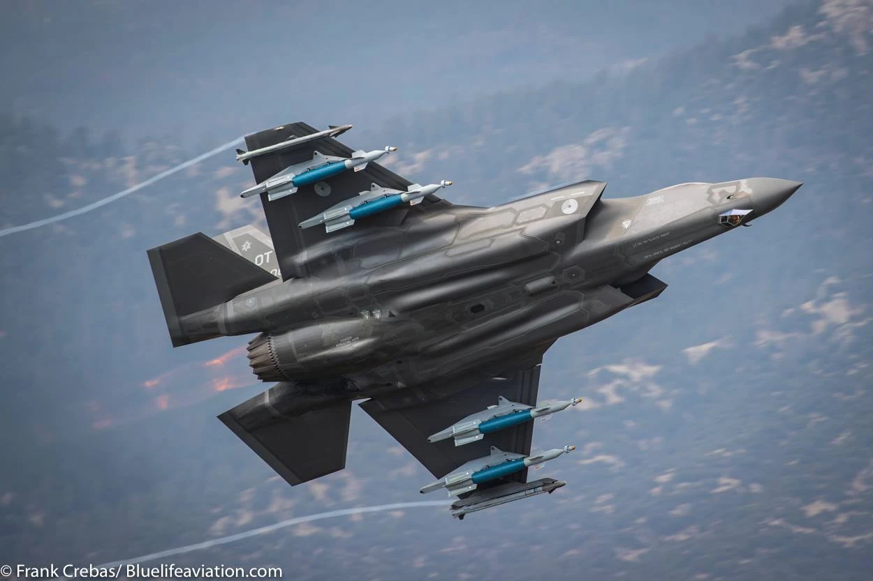 Θα κεντάνε στα χέρια της ΠΑ τα F-35 – Δείτε τα με εξωτερικό οπλισμό σε διαμόρφωση «beast mode»